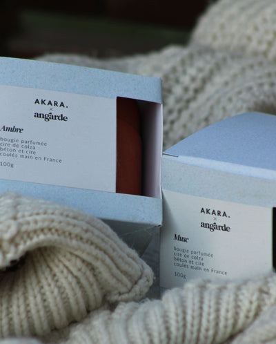 Bougie collab Akara Anthracite packaging avec ambre