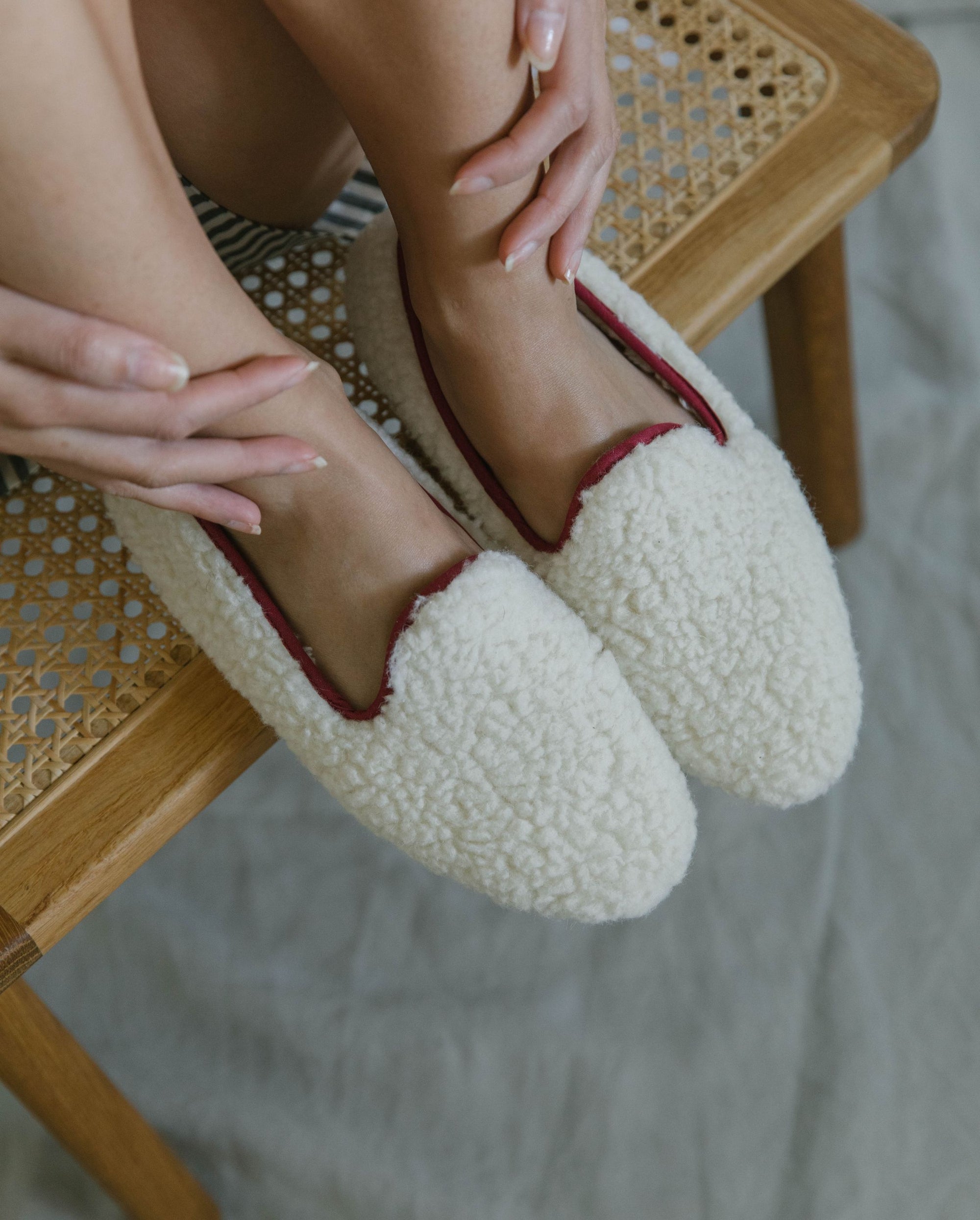 Women's wool sherpa slipper, burgundy white