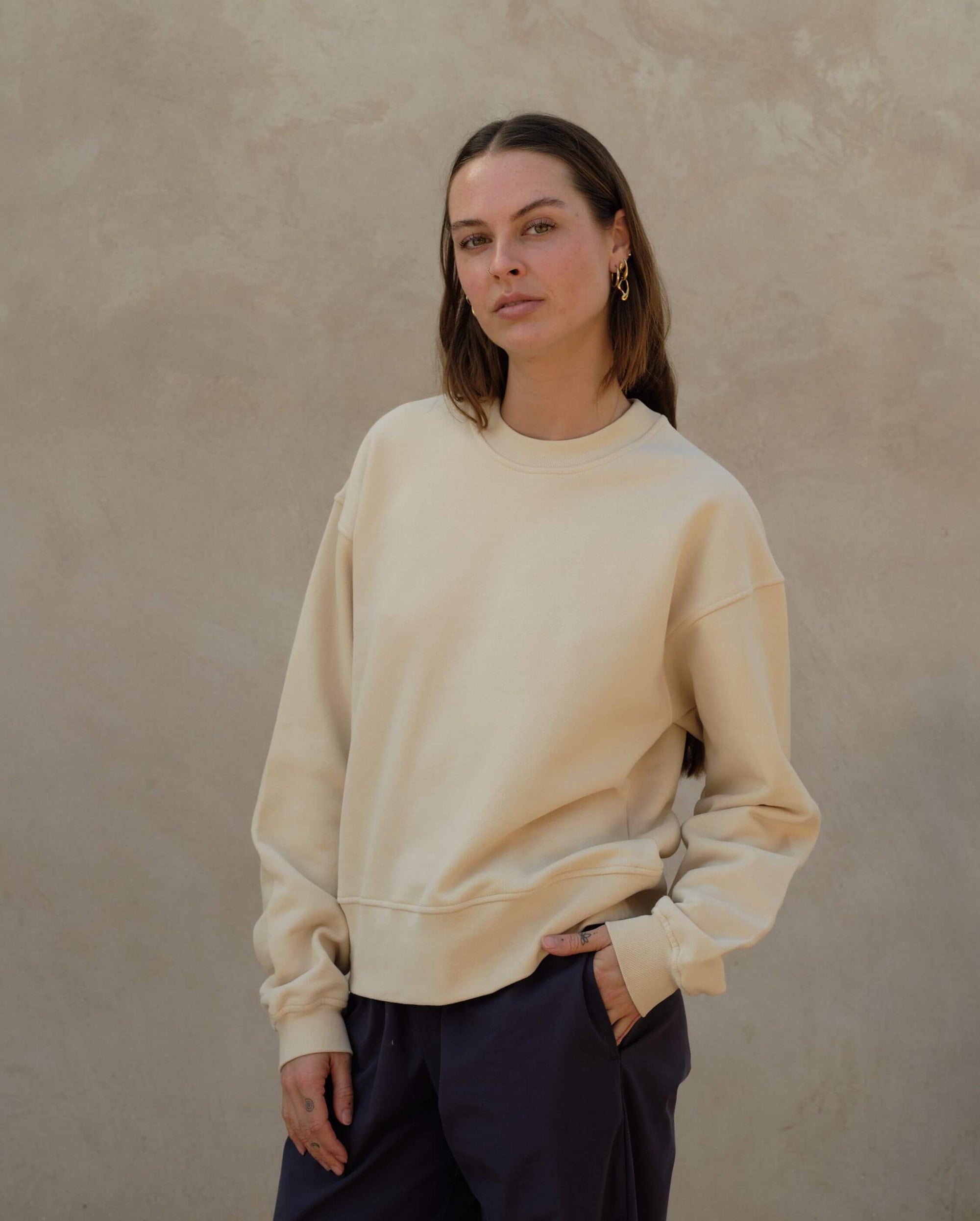 Sweatshirt femme coton bio beige profil Angarde