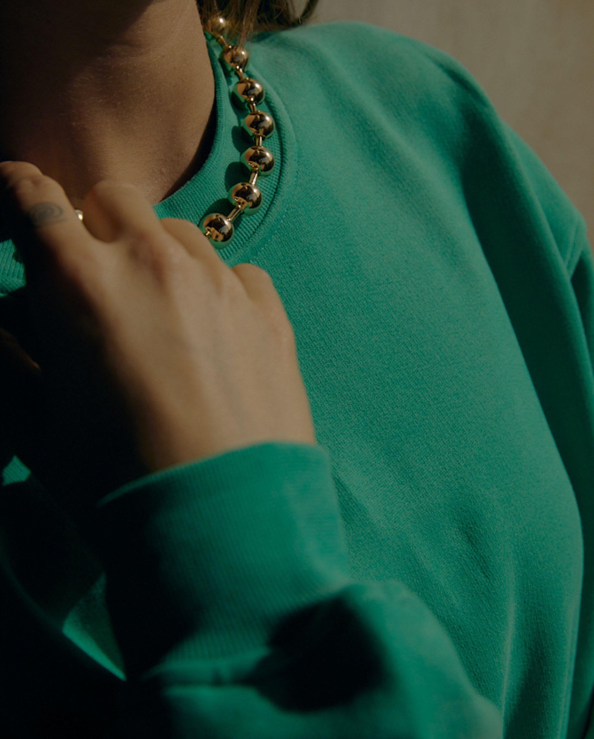 Sweatshirt femme coton bio vert close up Angarde
