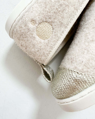 Chausson enfant collab' x l'Arrangeuse, beige doré zoom logo Angarde