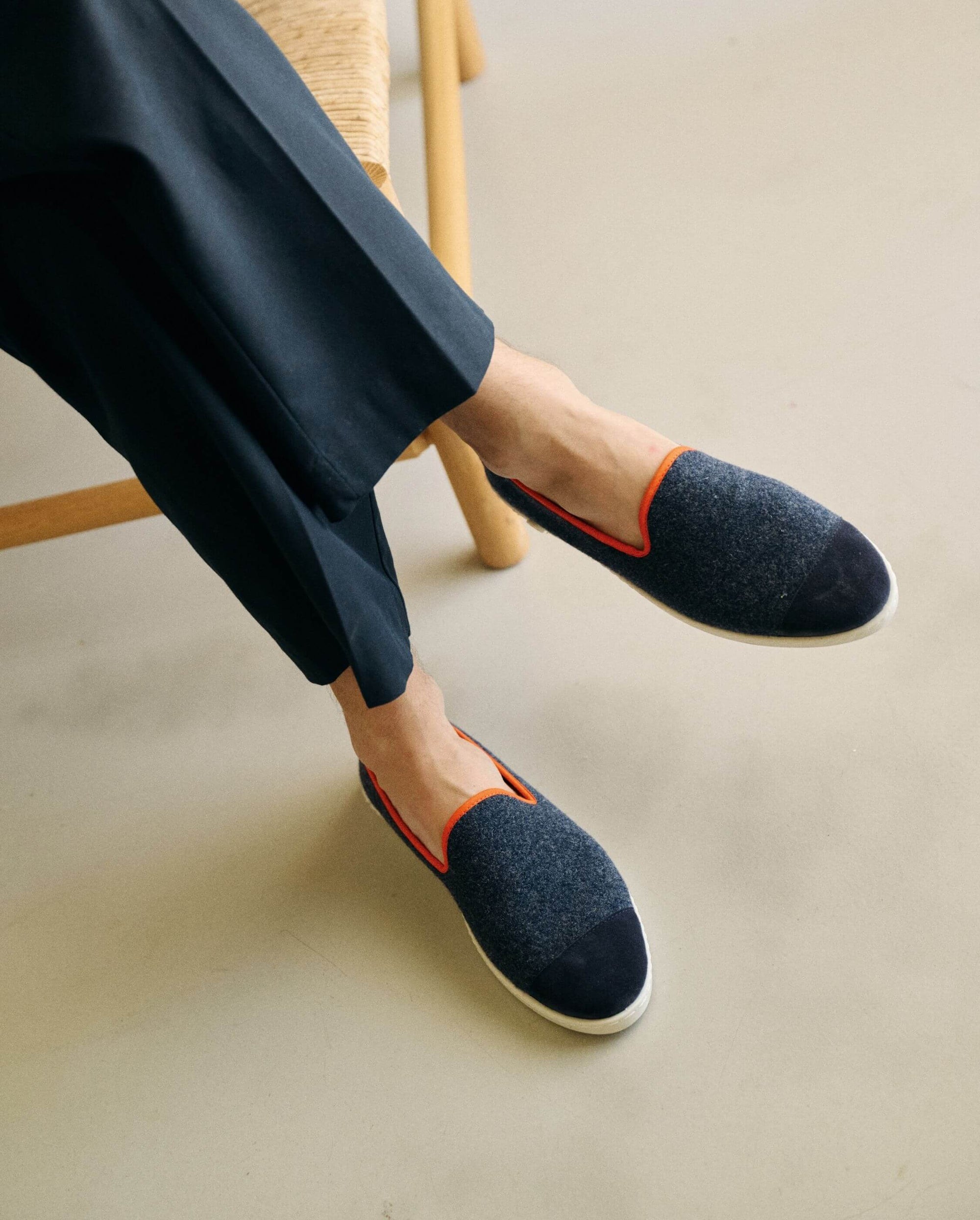 Chausson homme laine marine orange close up Angarde