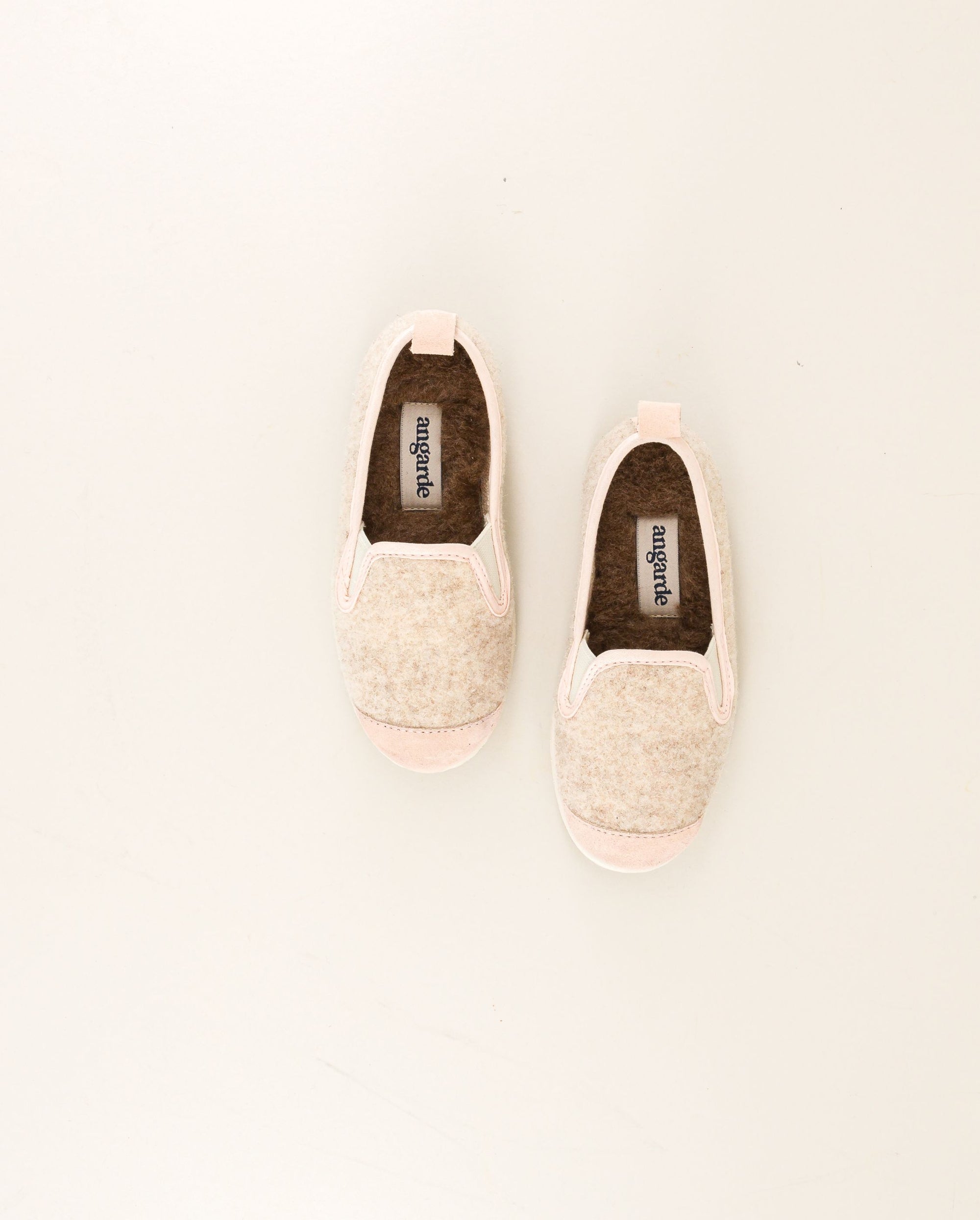 Chausson enfant laine, beige rose poudré dessus Angarde