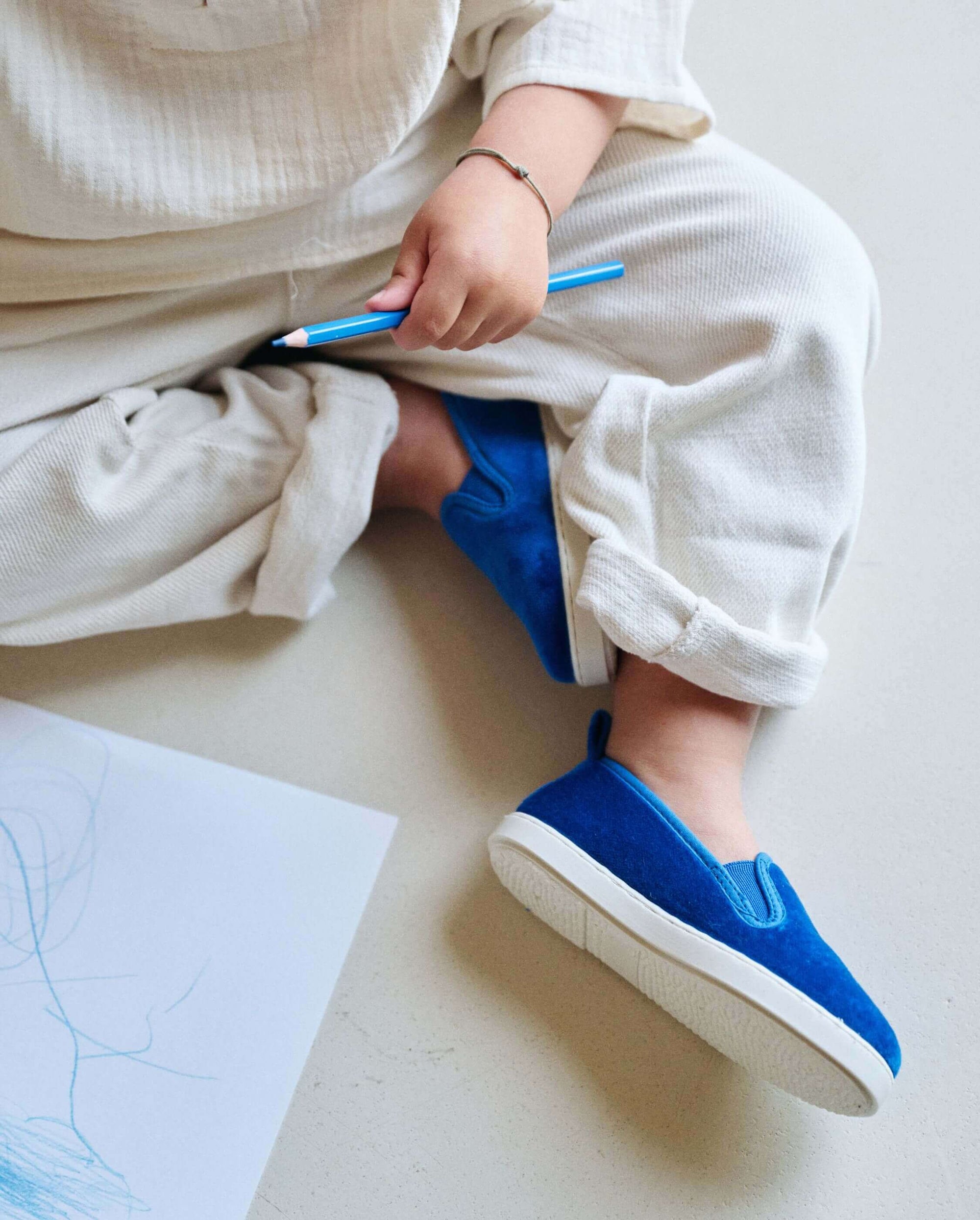 Chausson enfant velours, bleu close up Angarde
