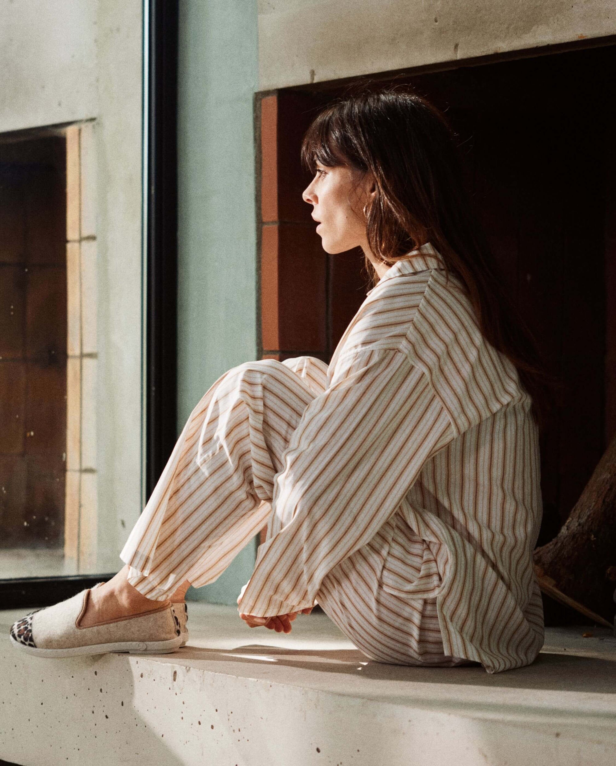 Chemise pyjama femme coton bio, rayures beiges lifestyle Angarde