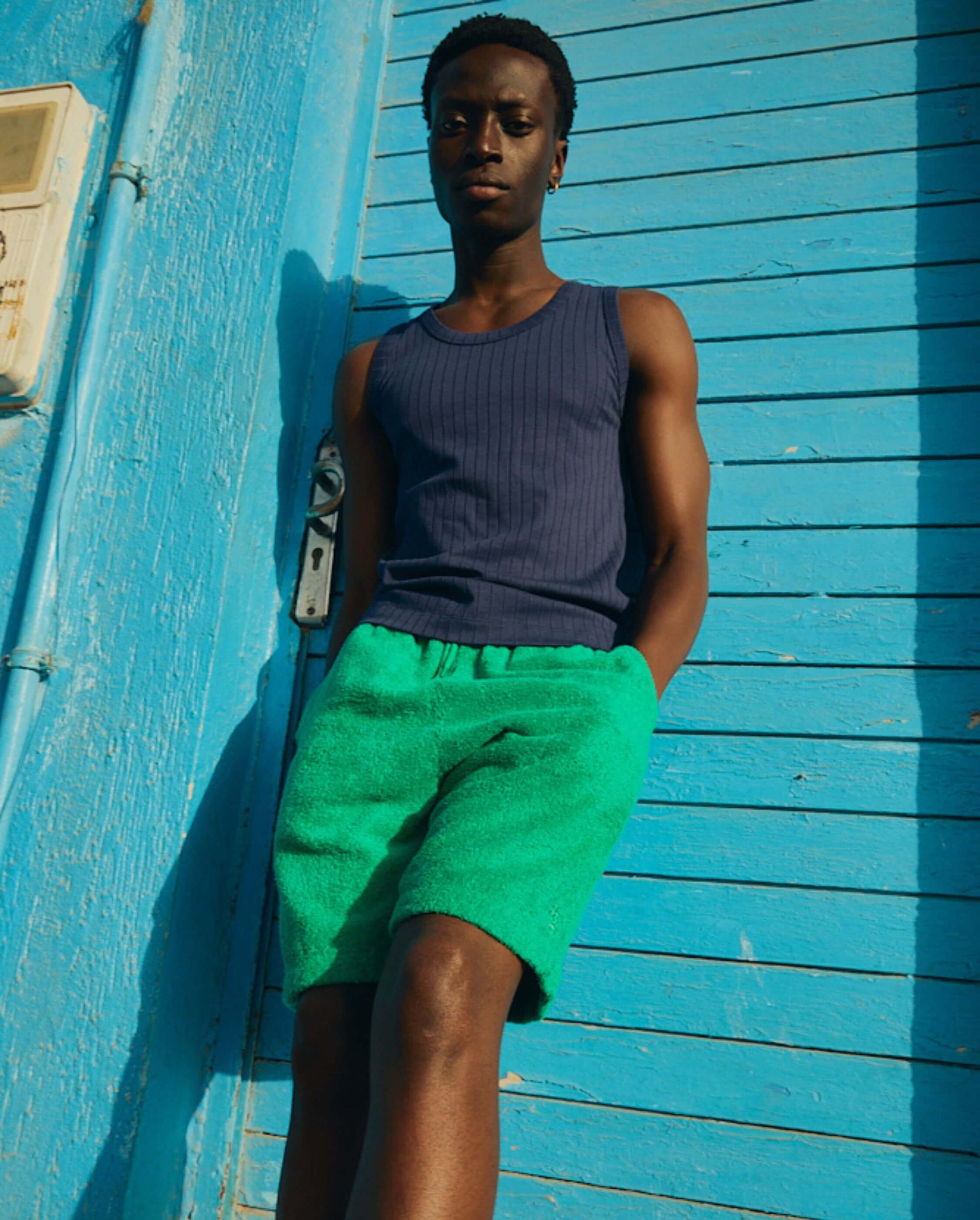 Débardeur homme marine Angarde lifestyle avec short