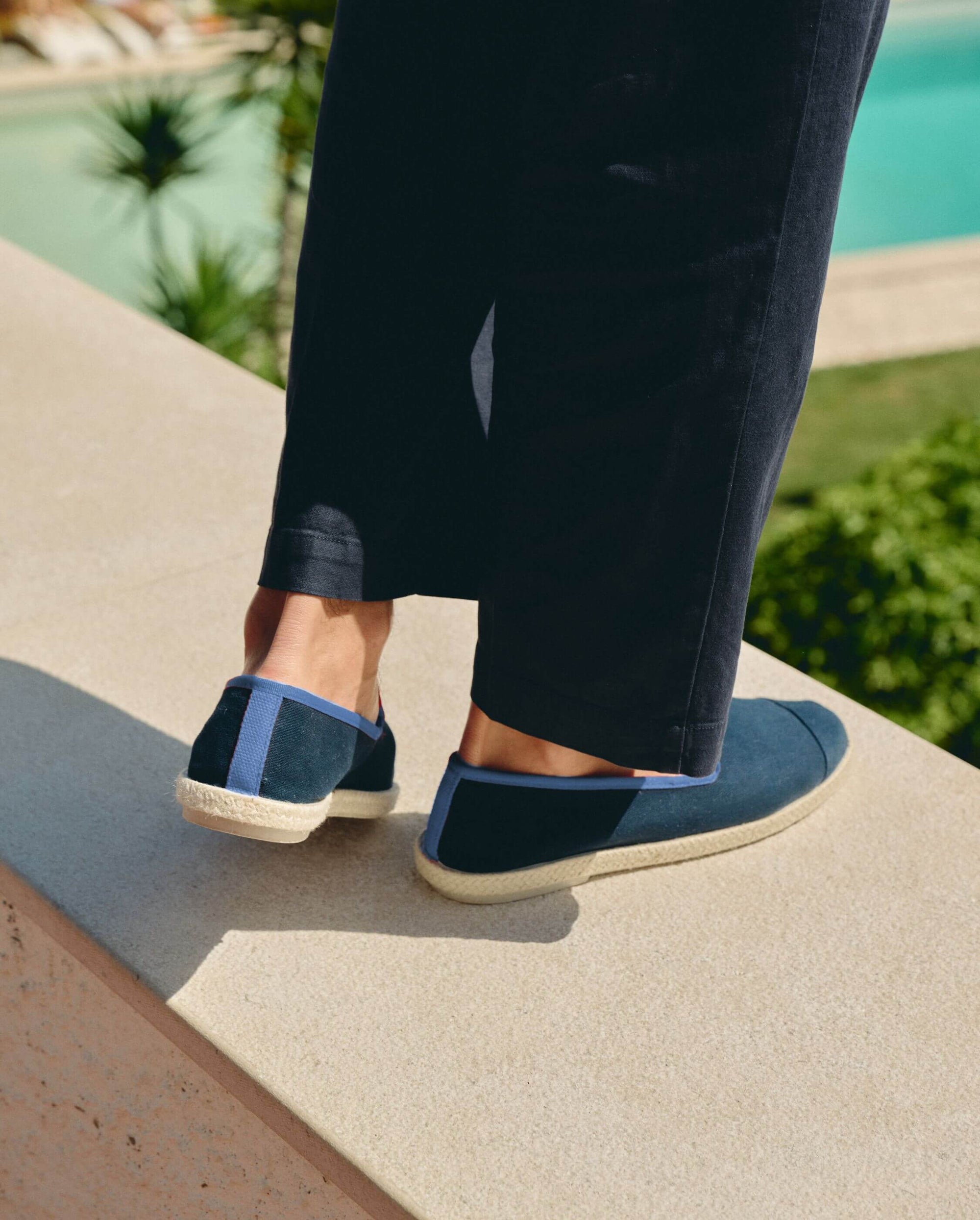 Espadrille homme coton recyclé marine indigo close up lifestyle arrière Angarde