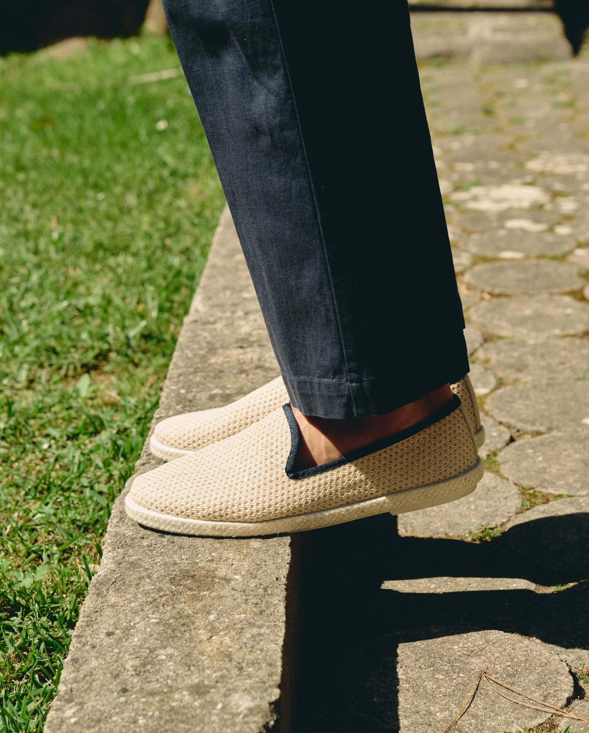 Espadrille mesh homme beige marine lifestyle close up Angarde