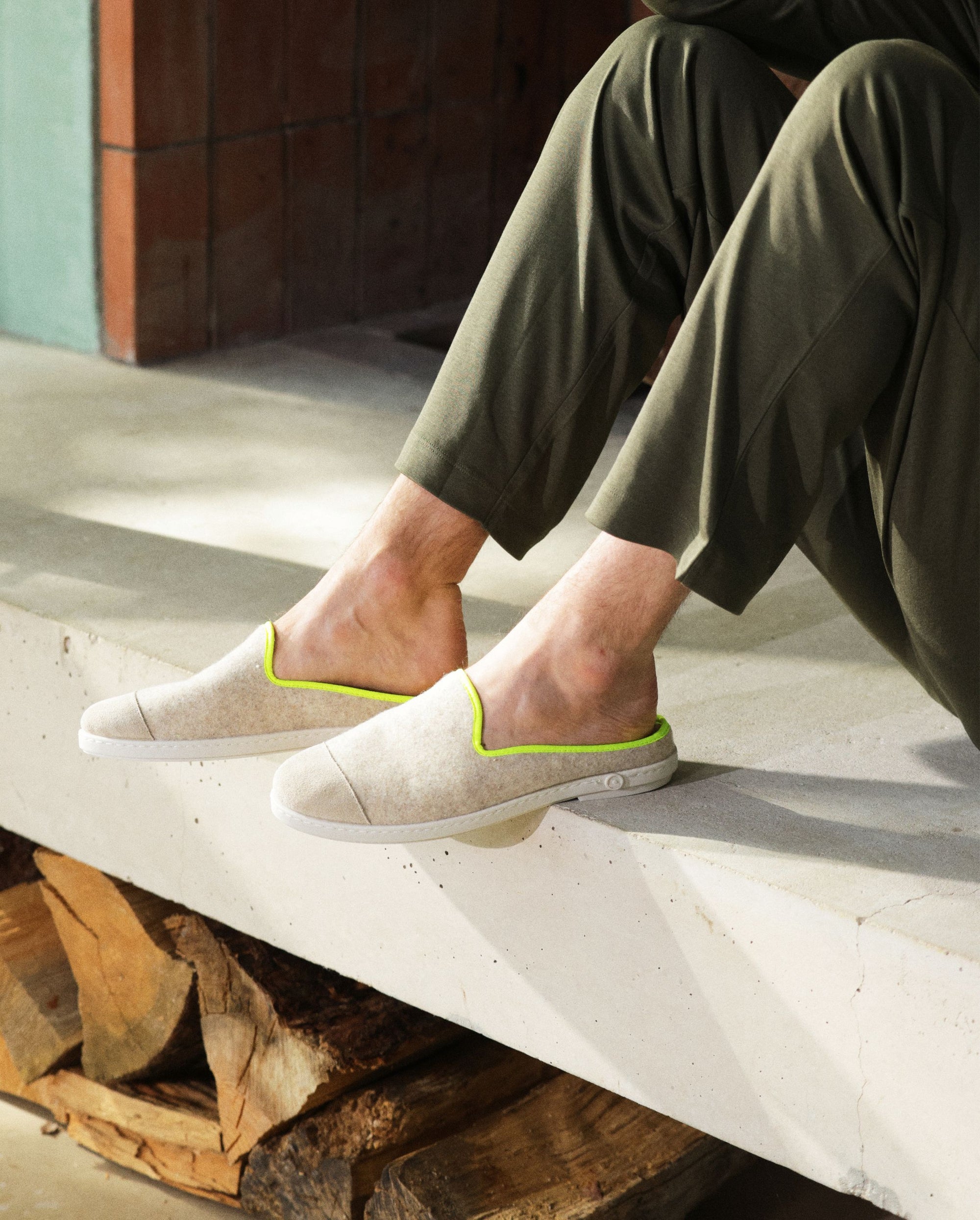 Mule homme laine, beige jaune fluo