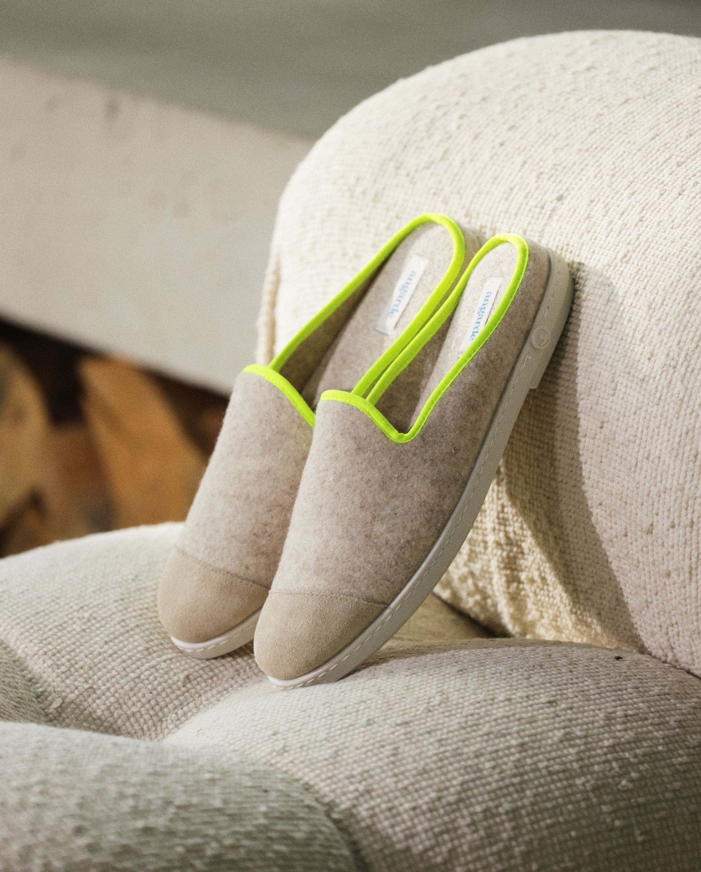 Mule homme beige jaune fluo en laine recyclee Angarde