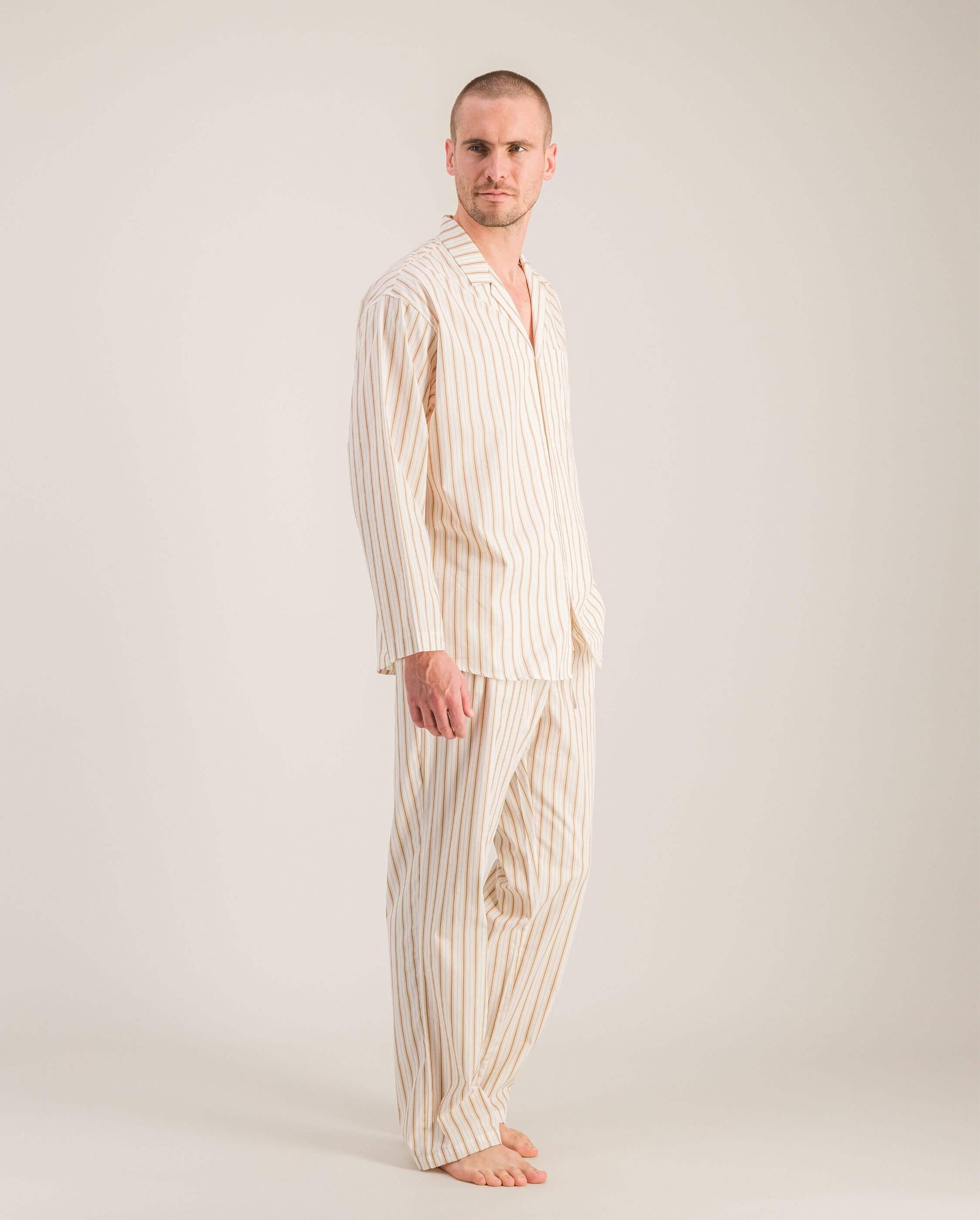 Pantalon pyjama homme coton bio, rayures beiges profil Angarde