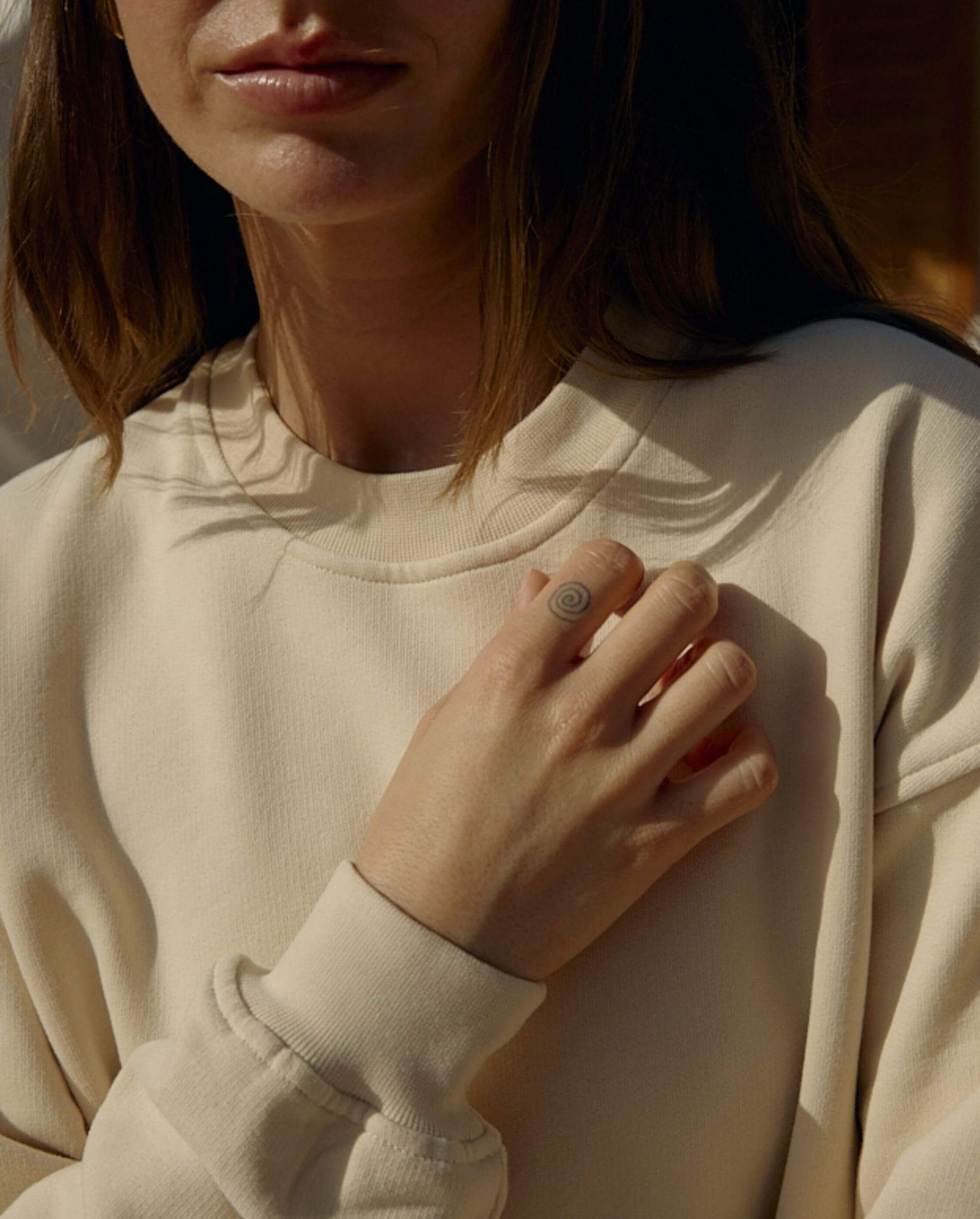Sweatshirt femme coton bio beige close up Angarde