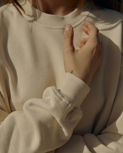 Sweatshirt femme coton bio beige close up bis Angarde
