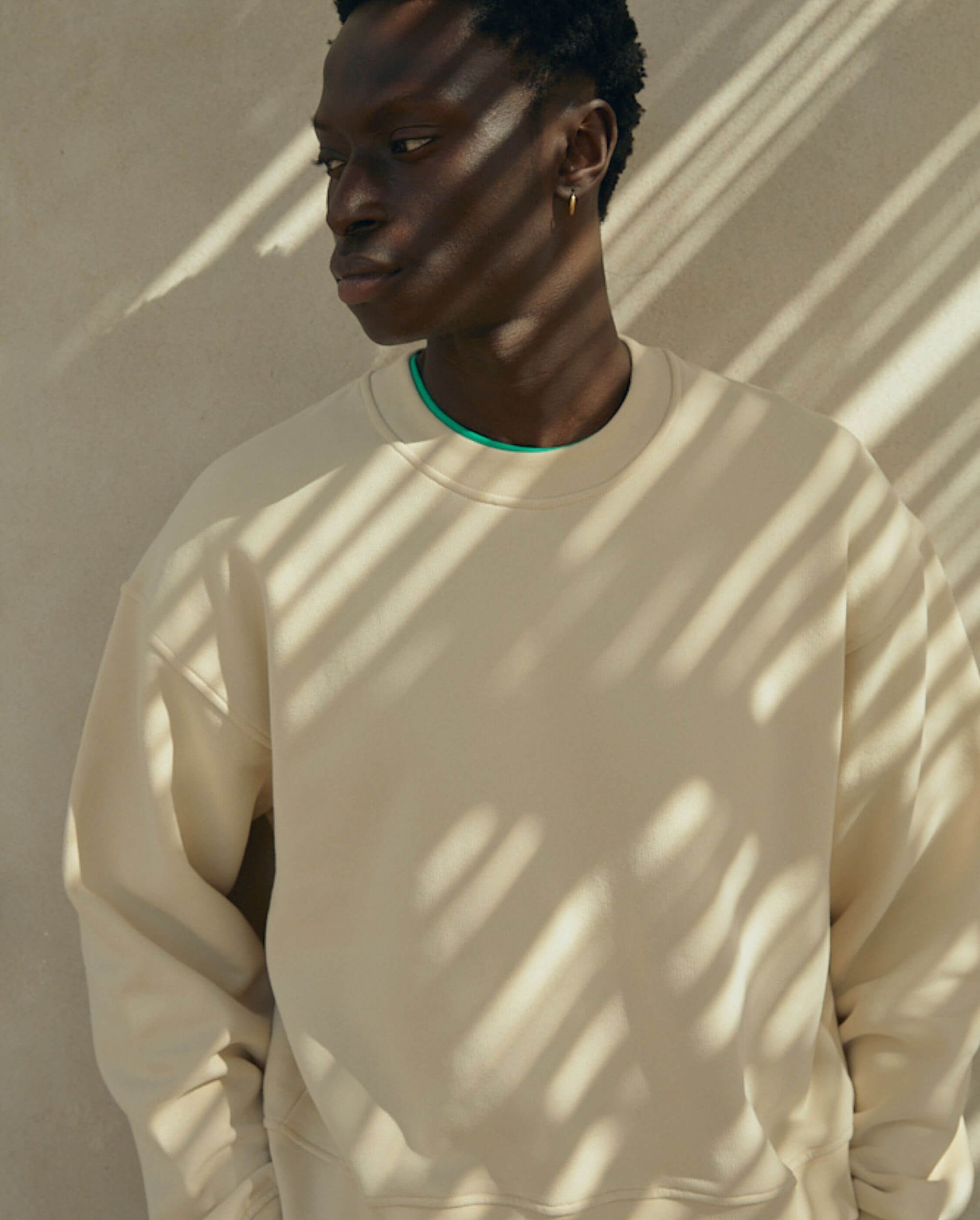 Sweatshirt homme coton bio beige close up Angarde
