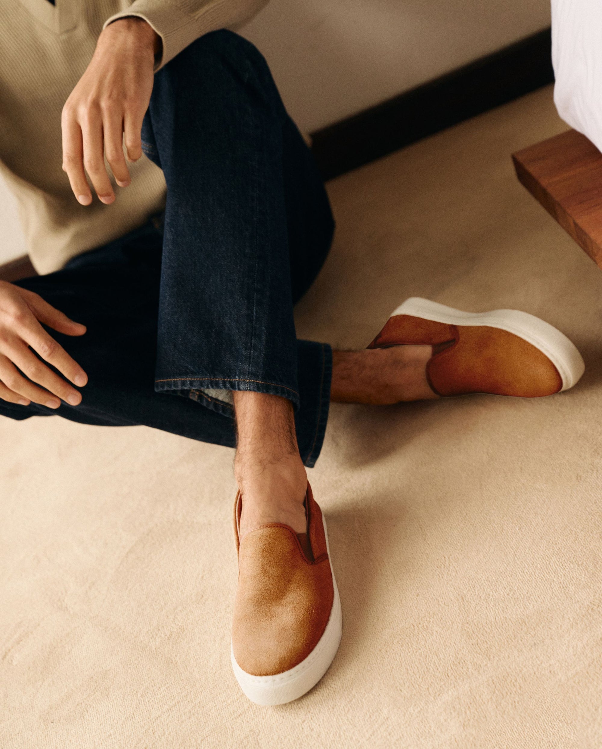 Basket slip on cuir suède camel homme ellis Angarde lifestyle close up