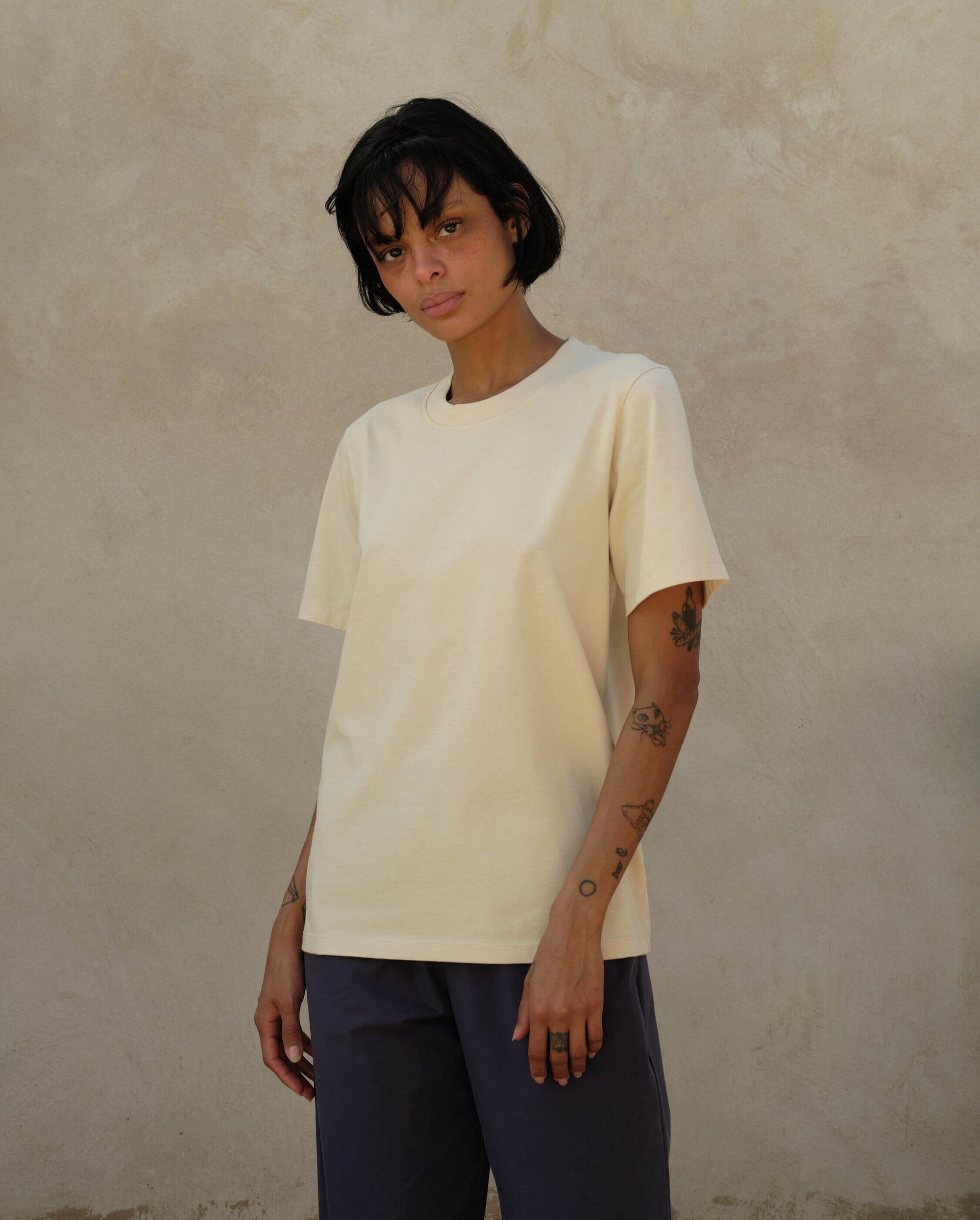 T-shirt femme coton bio beige profil Angarde