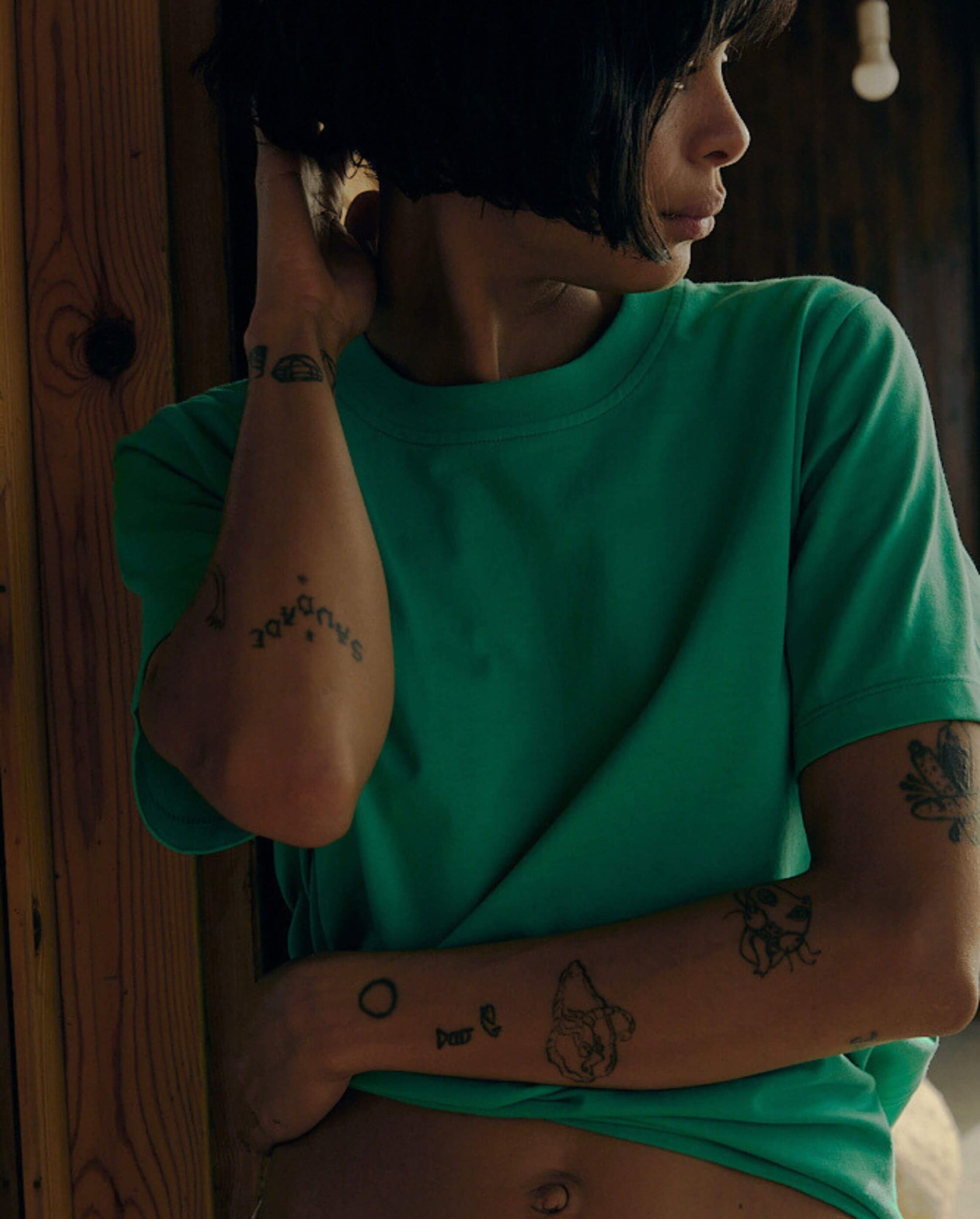 T-shirt femme coton bio vert close up Angarde
