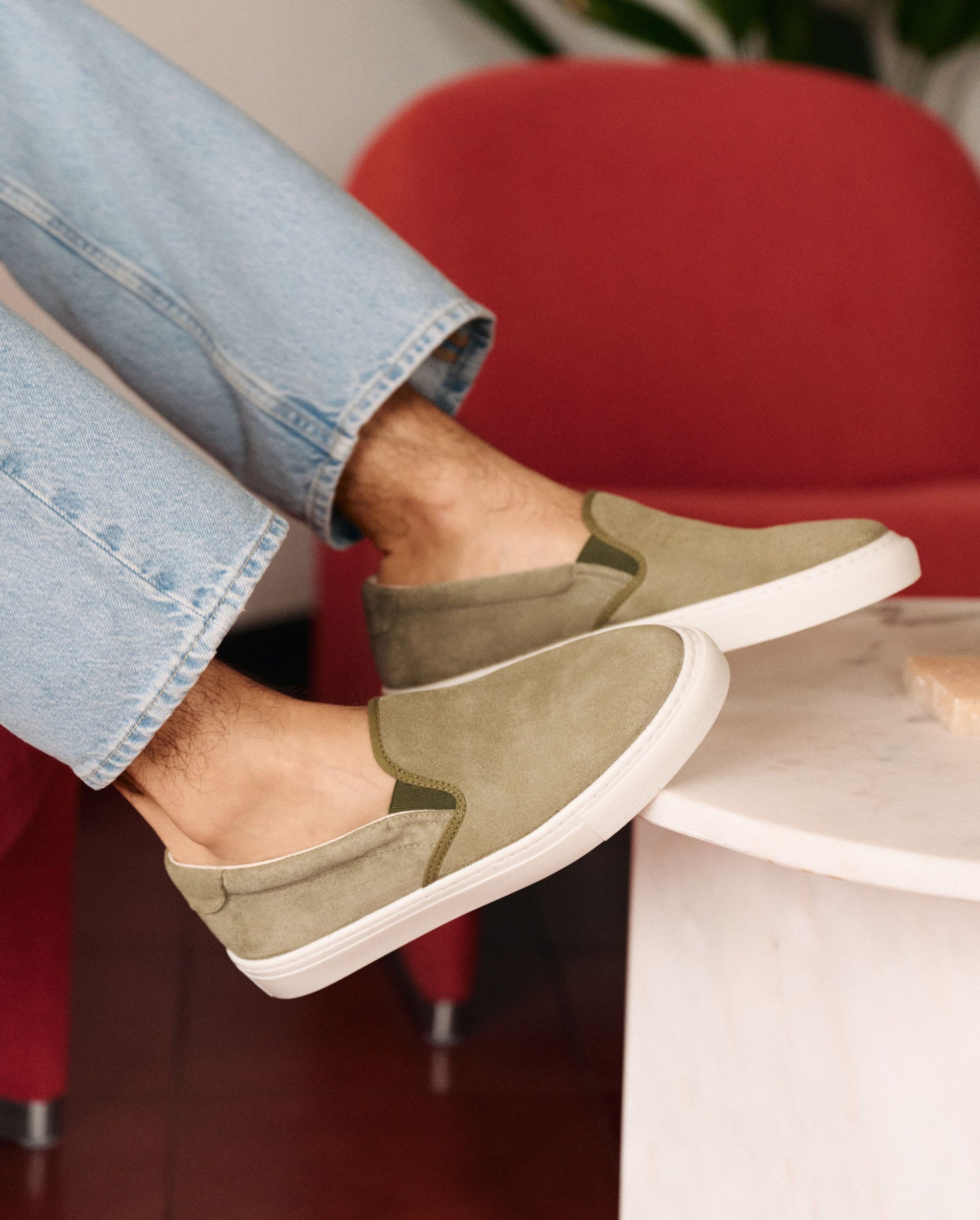 Basket slip on cuir suède kaki homme ellis Angarde close up lifestyle