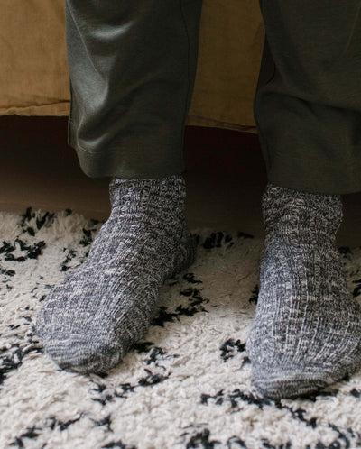 chaussette homme chinée gris foncé Angarde close up tapis