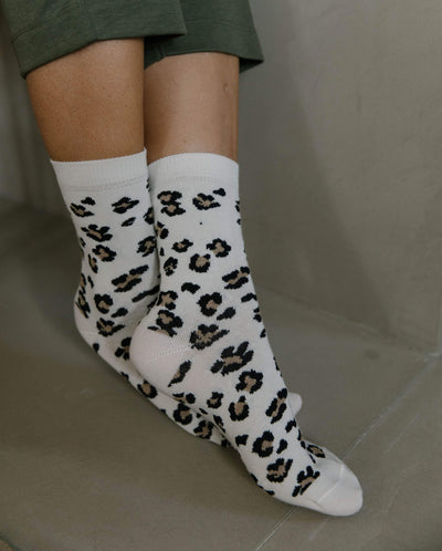 Pack 2 paires chaussettes femme léopard, blanc-bordeaux Angarde blanc porté