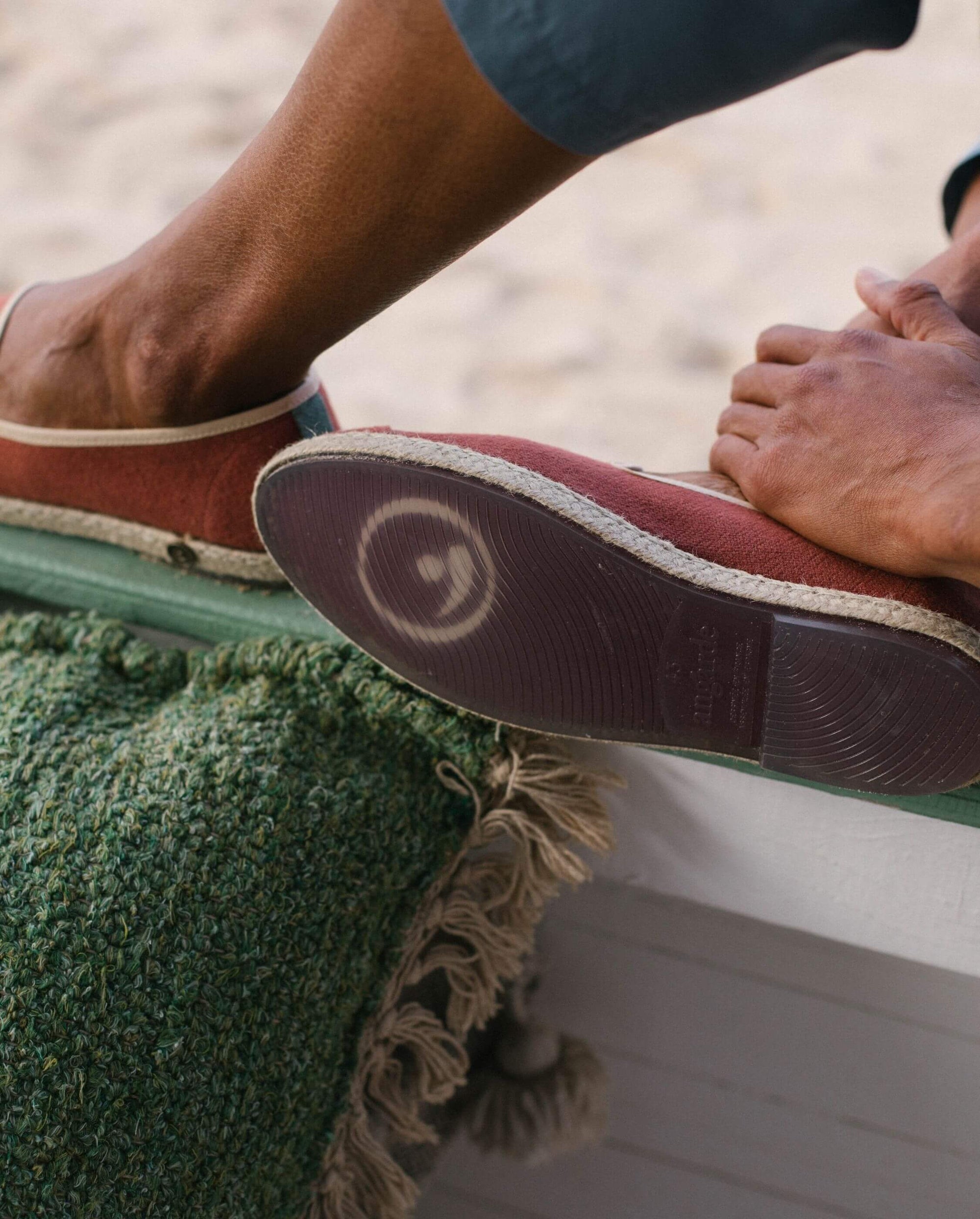 Espadrille homme lin, terracotta Angarde porté close up semelle