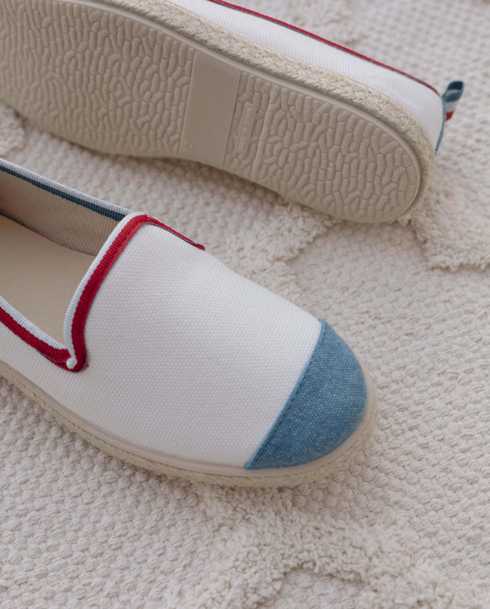 Espadrille enfant PET recyclé, ivoire bleu flag Angarde close up