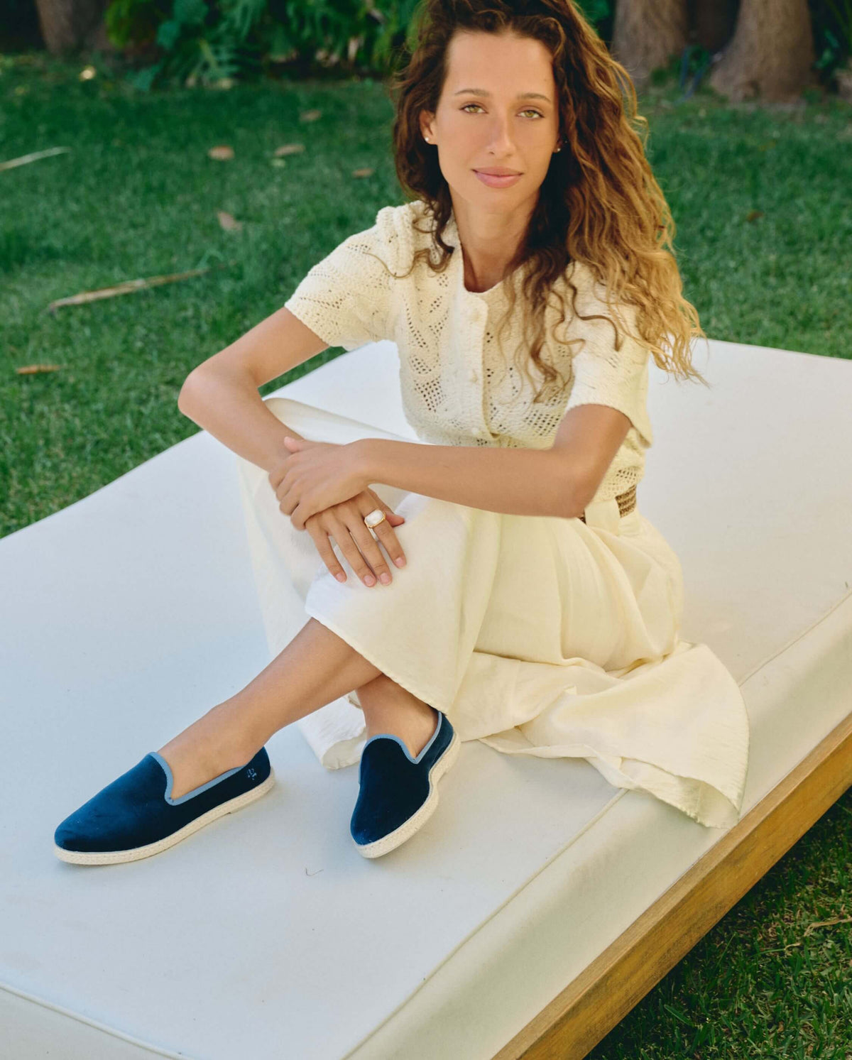 Espadrille femme velours bleu myrtille  lifestyle Angarde
