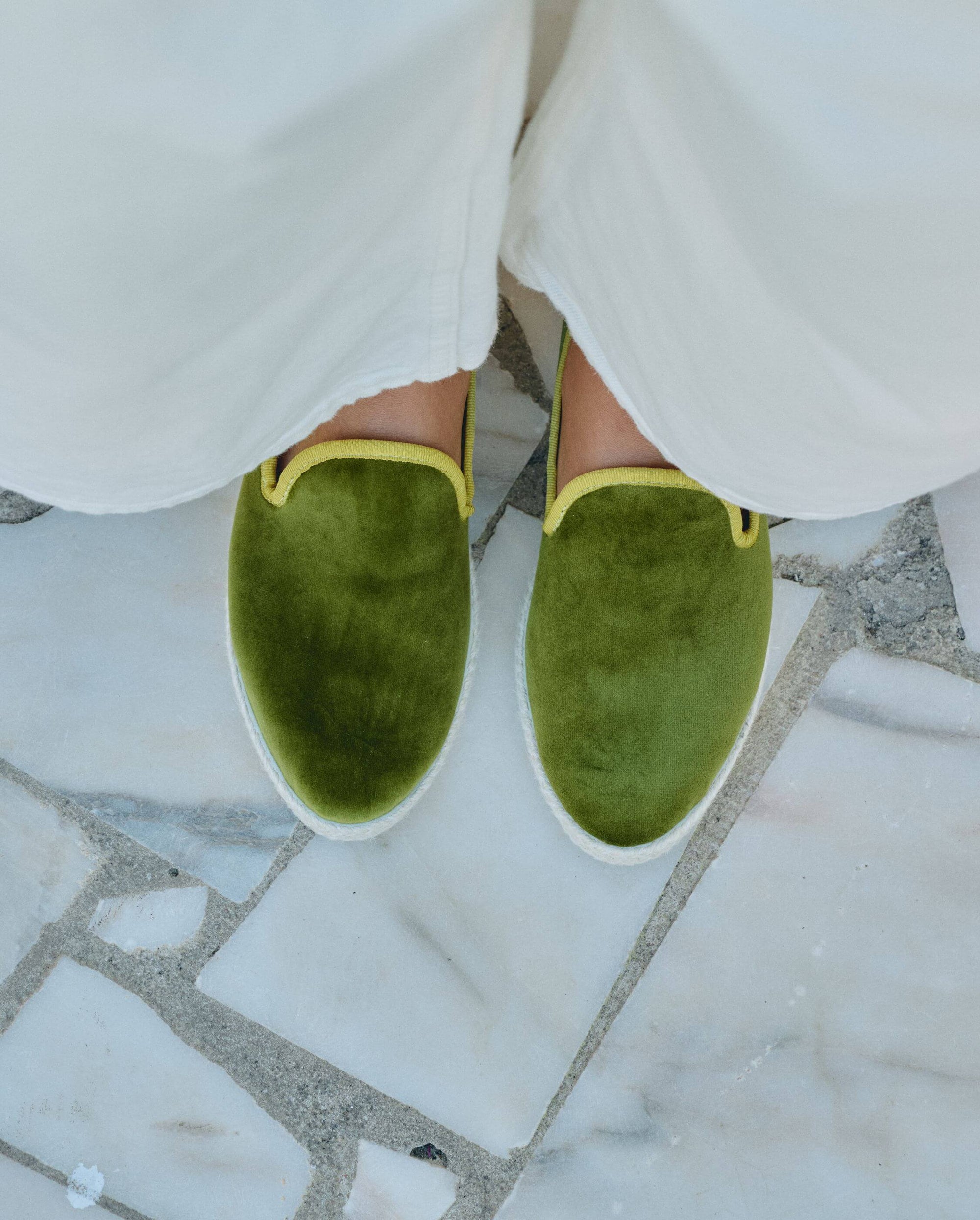 Espadrille femme velours vert pistache  lifestyle close up Angarde